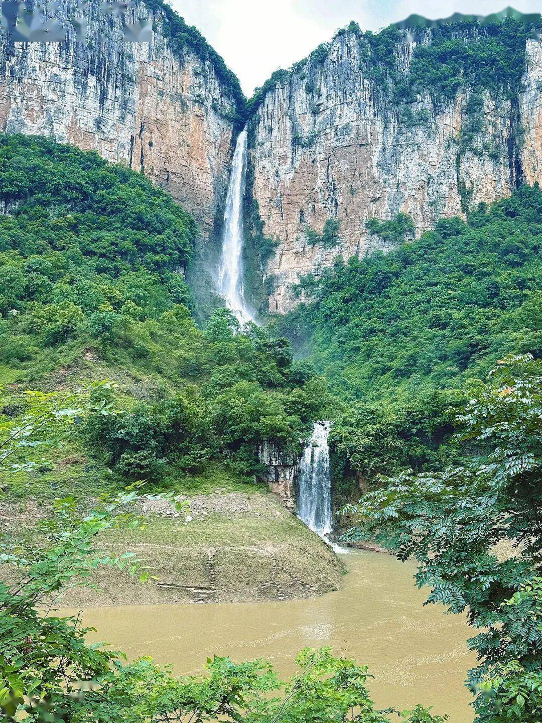 玉树龙西寺土登瀑布图片