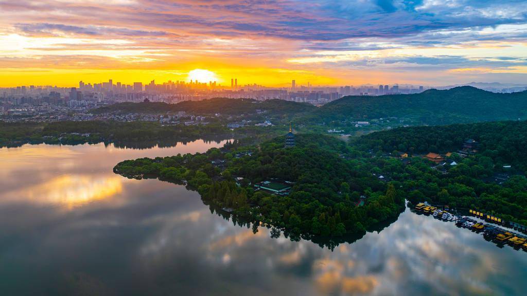 杭州:西湖日出朝霞漫天