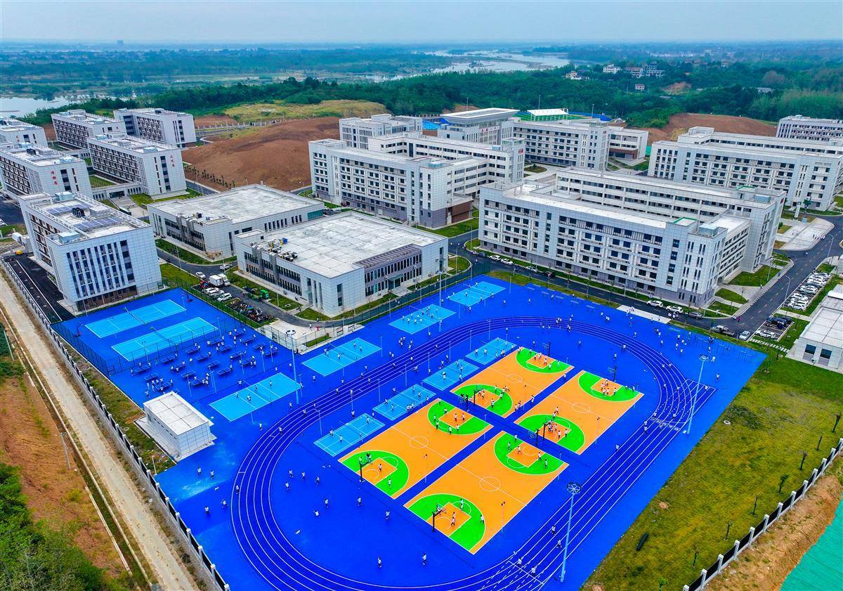 谷城一中新生入驻新校区