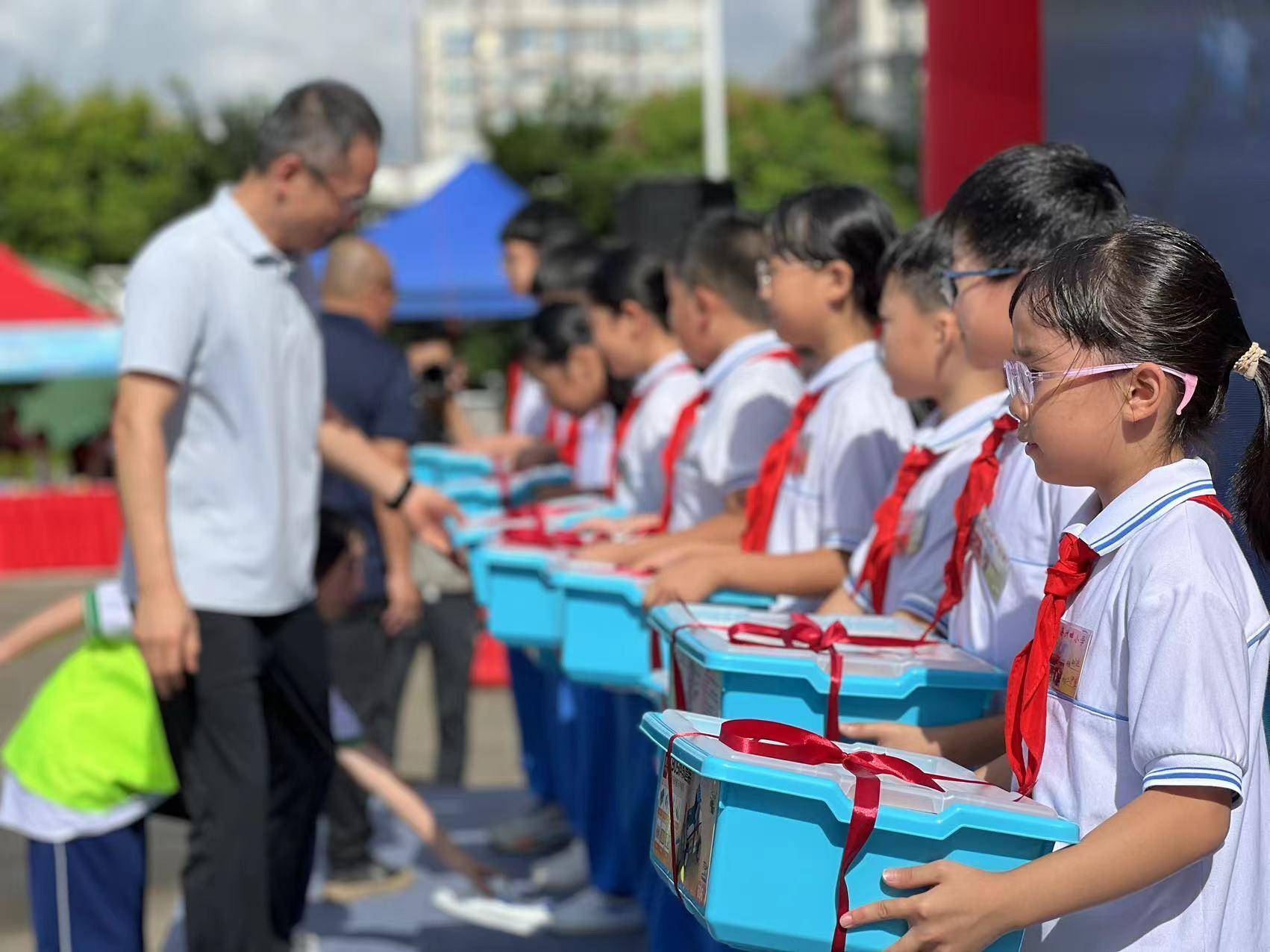 机器人齐跳英歌舞!汕头澄海科普日开展ai智能探索之旅