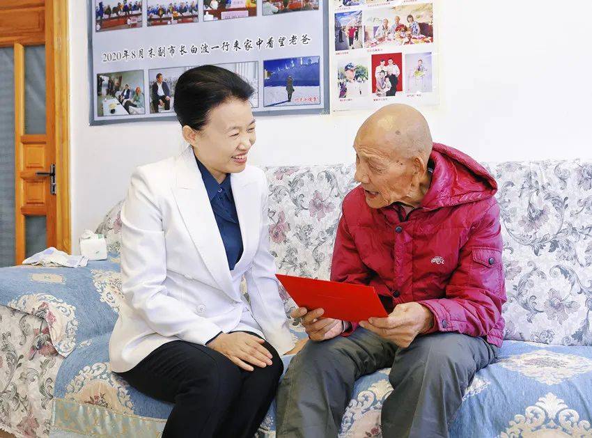 董文琴走访慰问老战士,老同志,伤残军人代表
