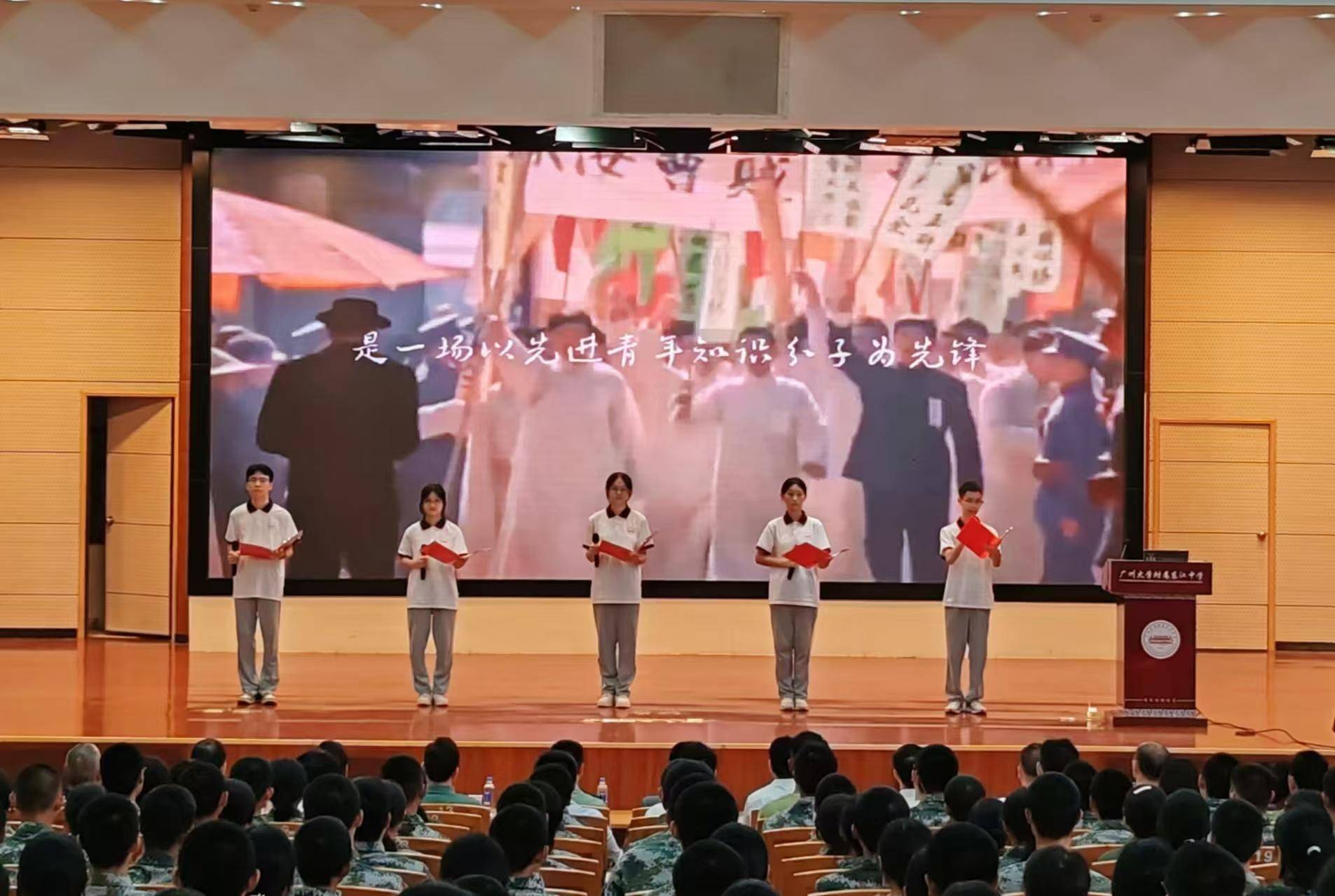 东江中学国防教育特色班学生林敬涵接受采访时说,作为一名"国防班"的