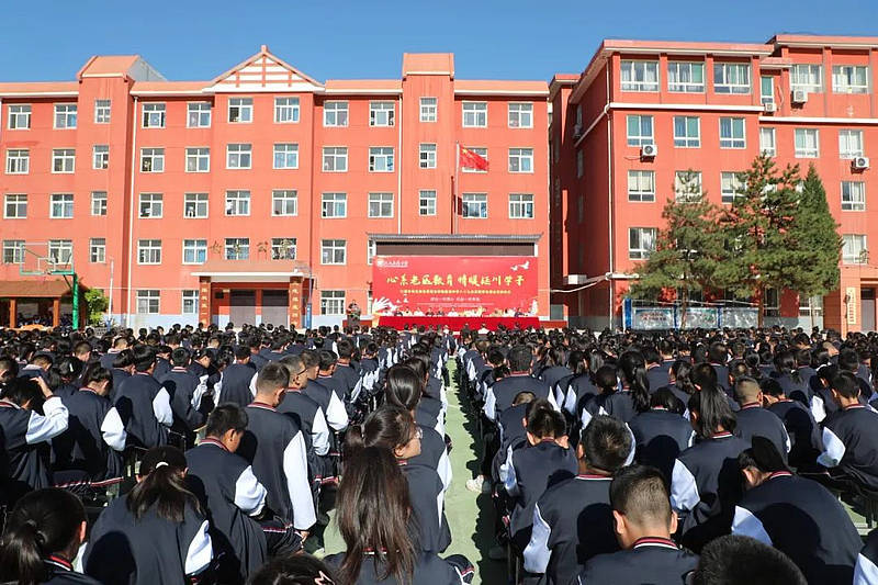 延川县教育体育局局长杨文龙主持仪式延川县延远中学校长刘涛介绍学校