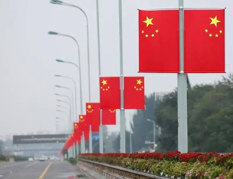 内蒙古各地洋溢"中国红",这一幕太美!_五星红旗_国旗_氛围