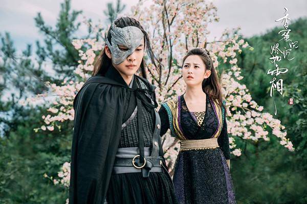 《月上重火》今晚全网首播,罗云熙陈钰琪一扇一剑闯江湖