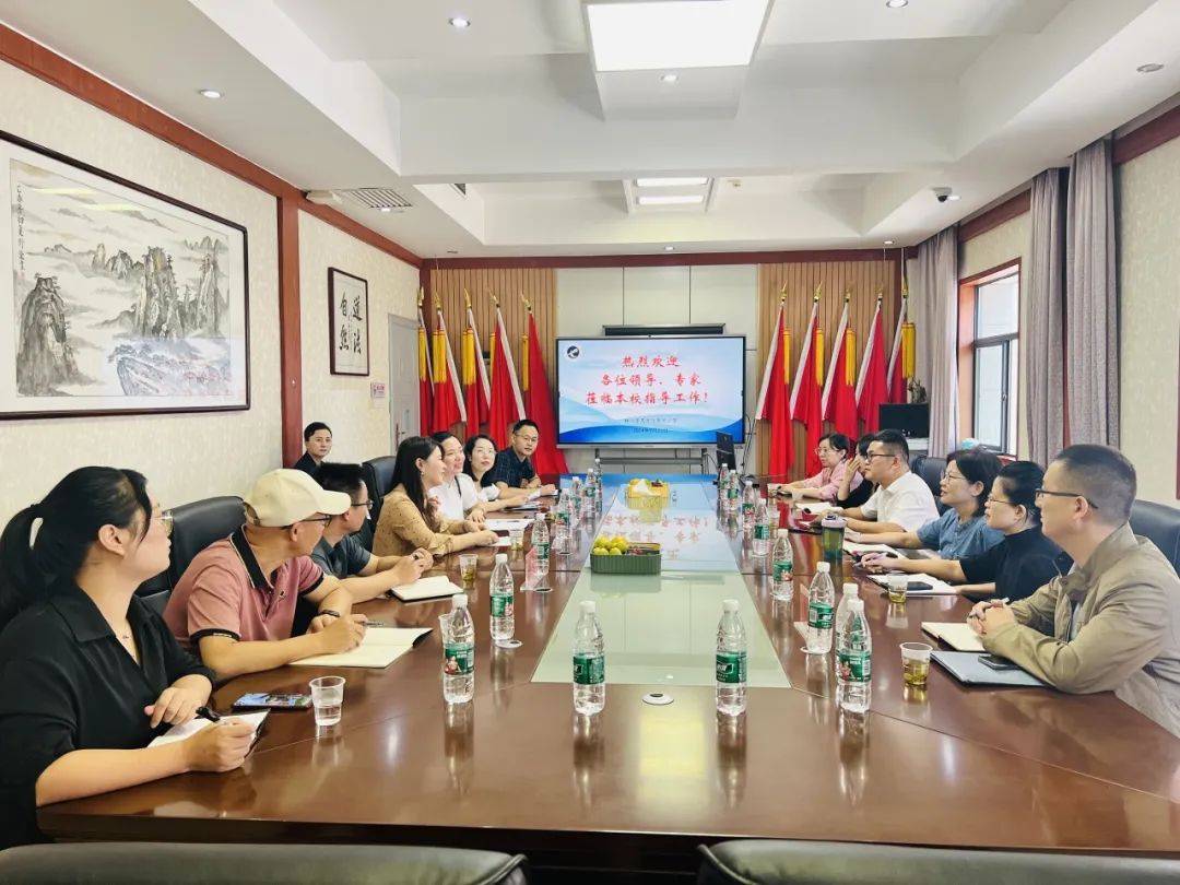 院长余民携数学教研员谭志俐以及其他专家组成员莅临我校视导教学工作。本次视导主要通过听汇报、查阅资料、