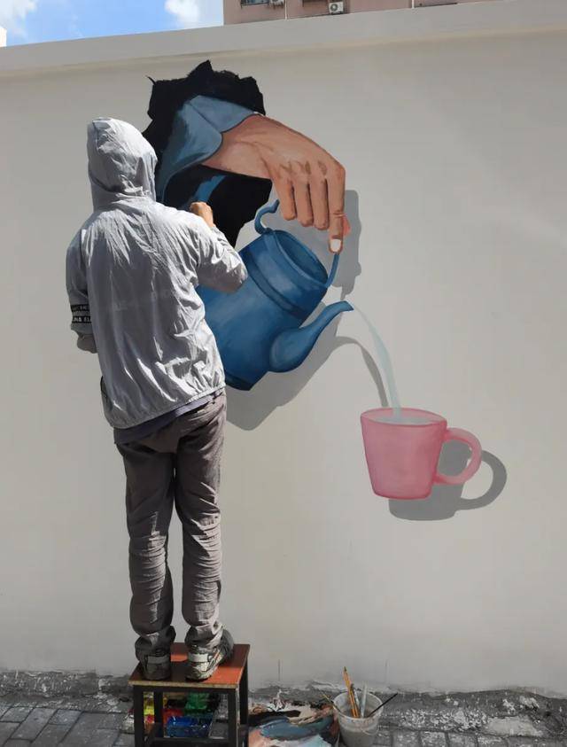 该工作室负责人胡士群通过打字的方式告诉记者,他从小失聪,特别热爱