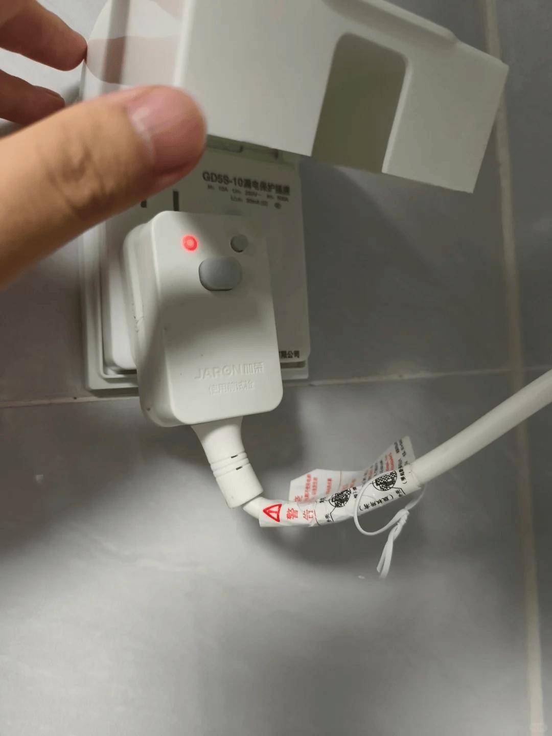 洗澡后,电热水器需要拔插头吗?多亏师傅提醒:才知我一直用错了