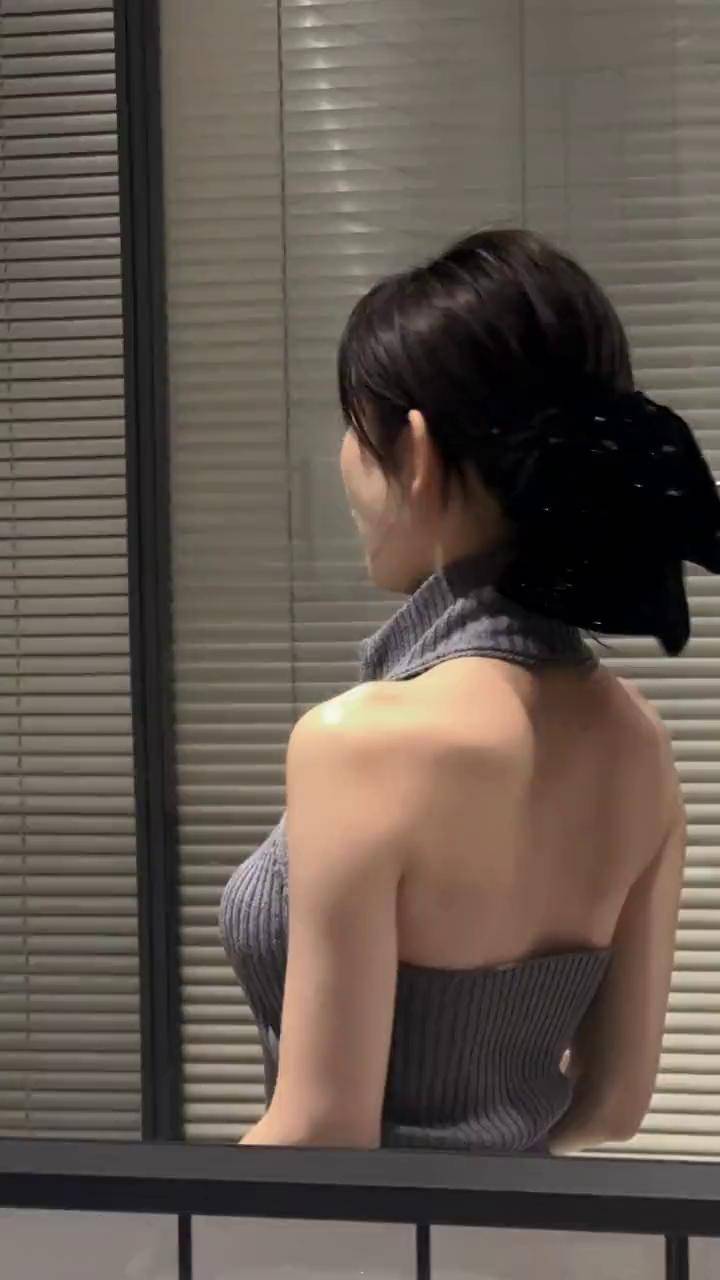 也许我并不完美但各花各有各花香背影杀氛围感美女回眸转身辣妹御姐