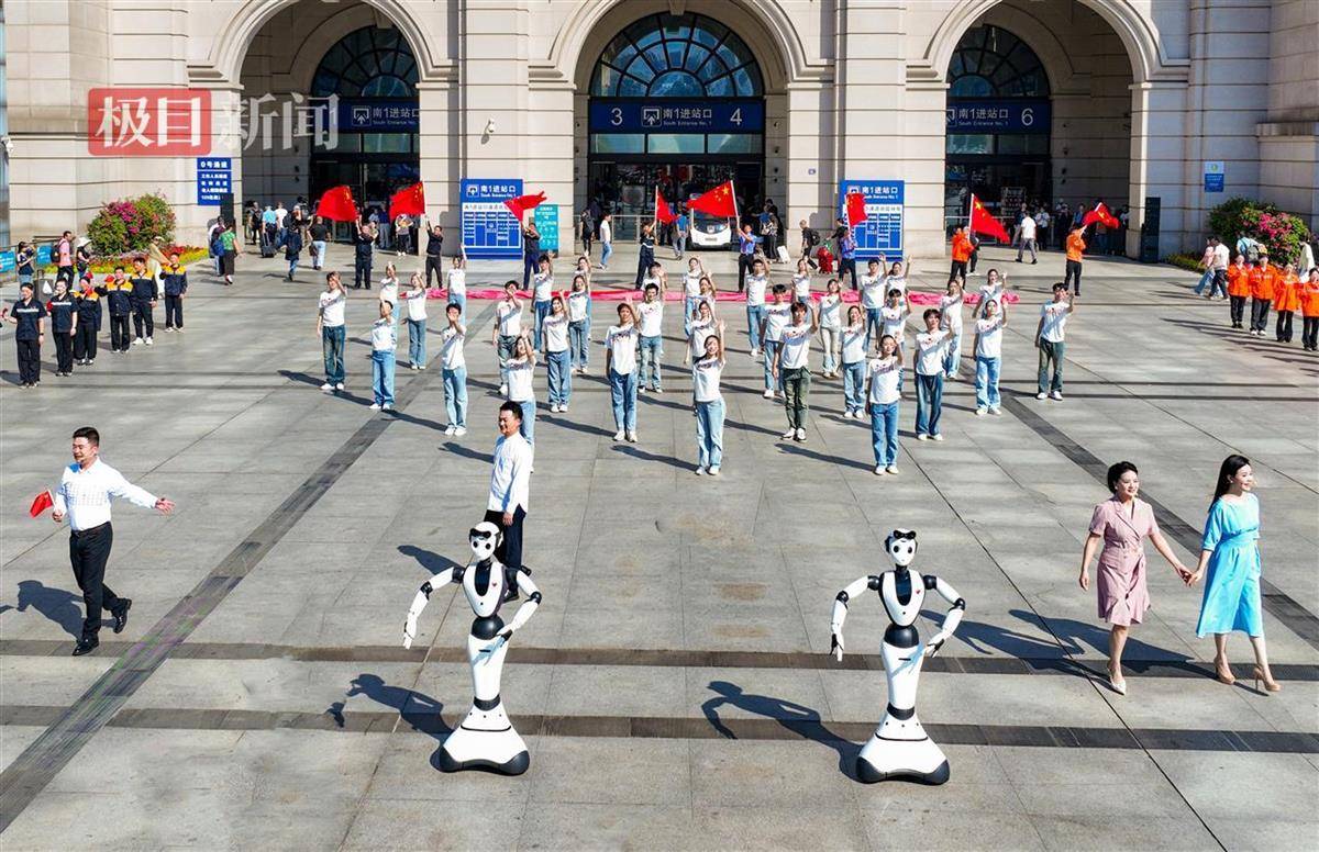 在麻城站到浠水站的6025次列车上,湖北省文联的艺术家为旅客们带来了