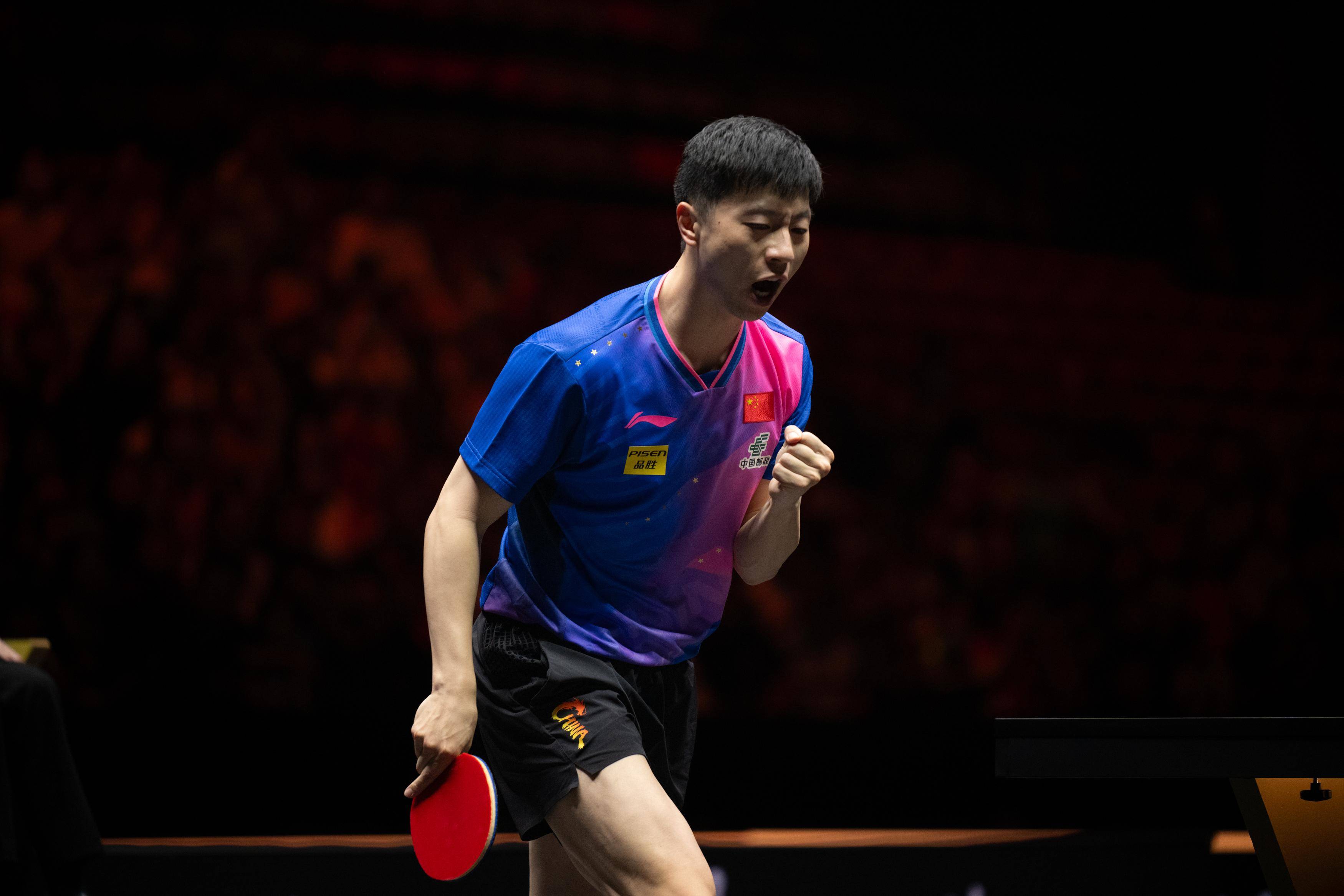 9月30日,马龙在比赛中庆祝得分. 新华社记者 肖艺九 摄