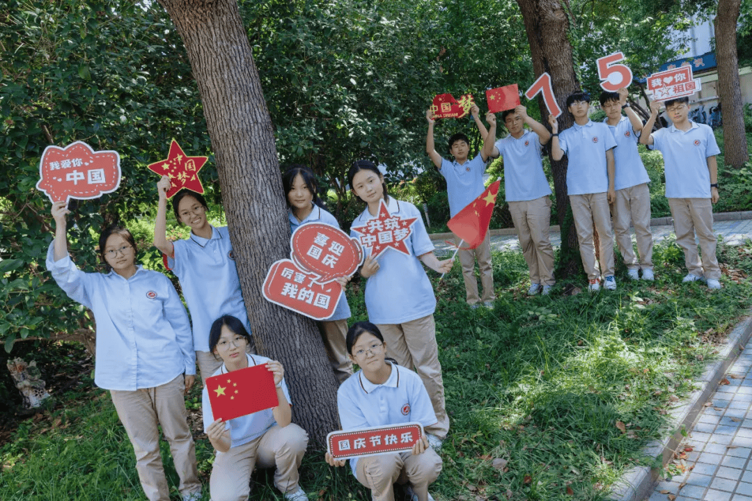 我与国旗合个影!宝应城北初中师生花式告白祖国