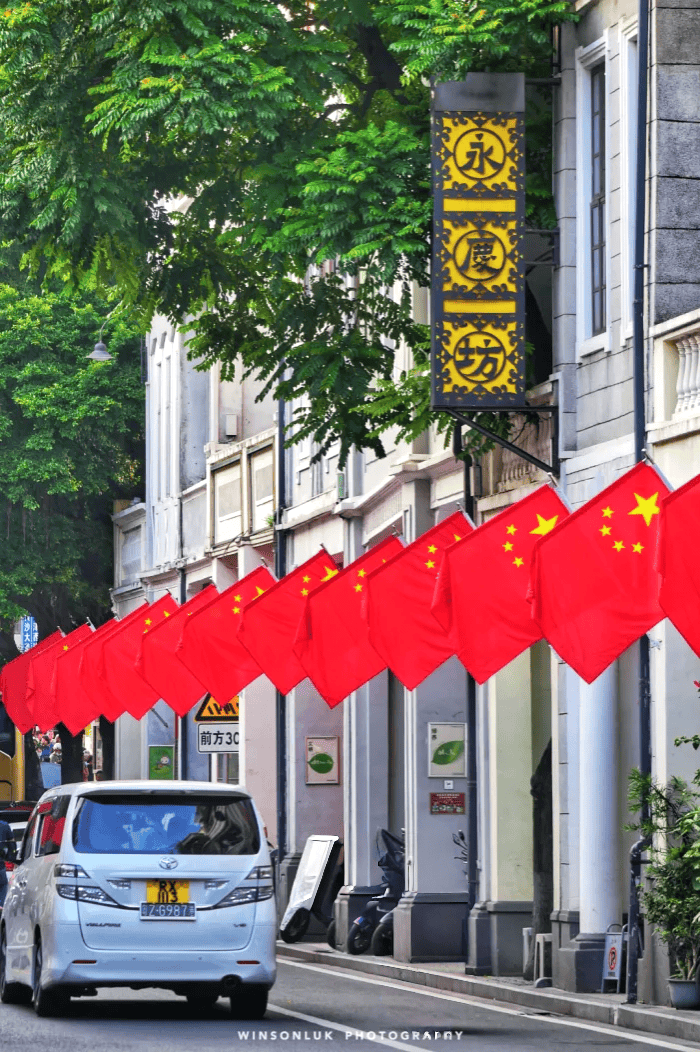 荔湾飘起"中国红"_城市_五星红旗_红色海洋