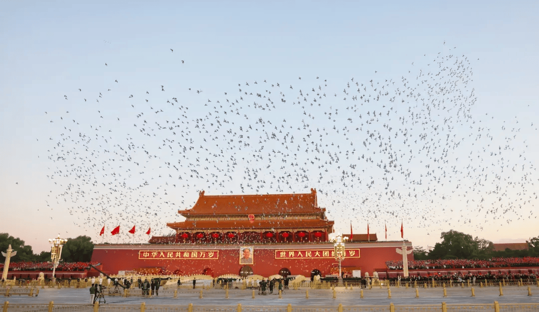 我爱你中国!今天,123万人天安门广场看升旗