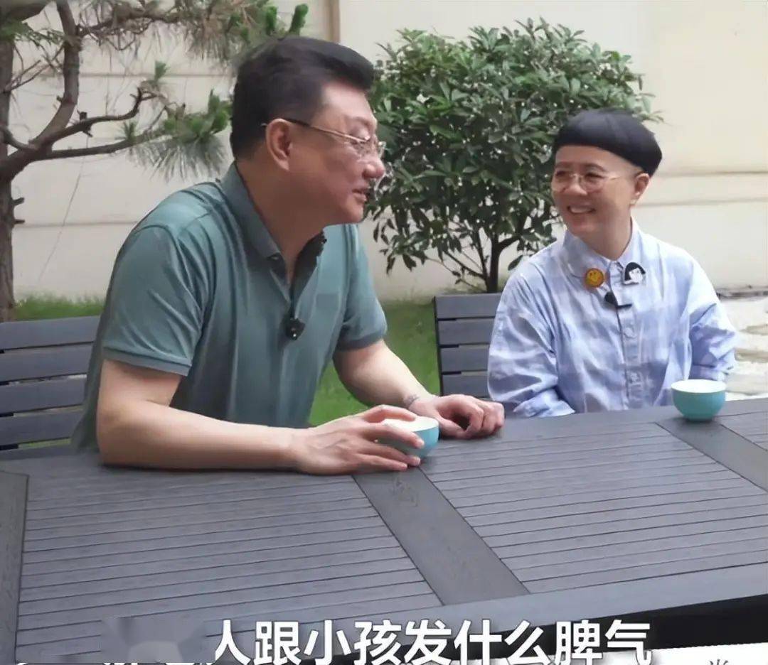 王宁夫妻现身周年校庆,他老得沧桑还一身书香气,老婆金龟子还是娃娃脸