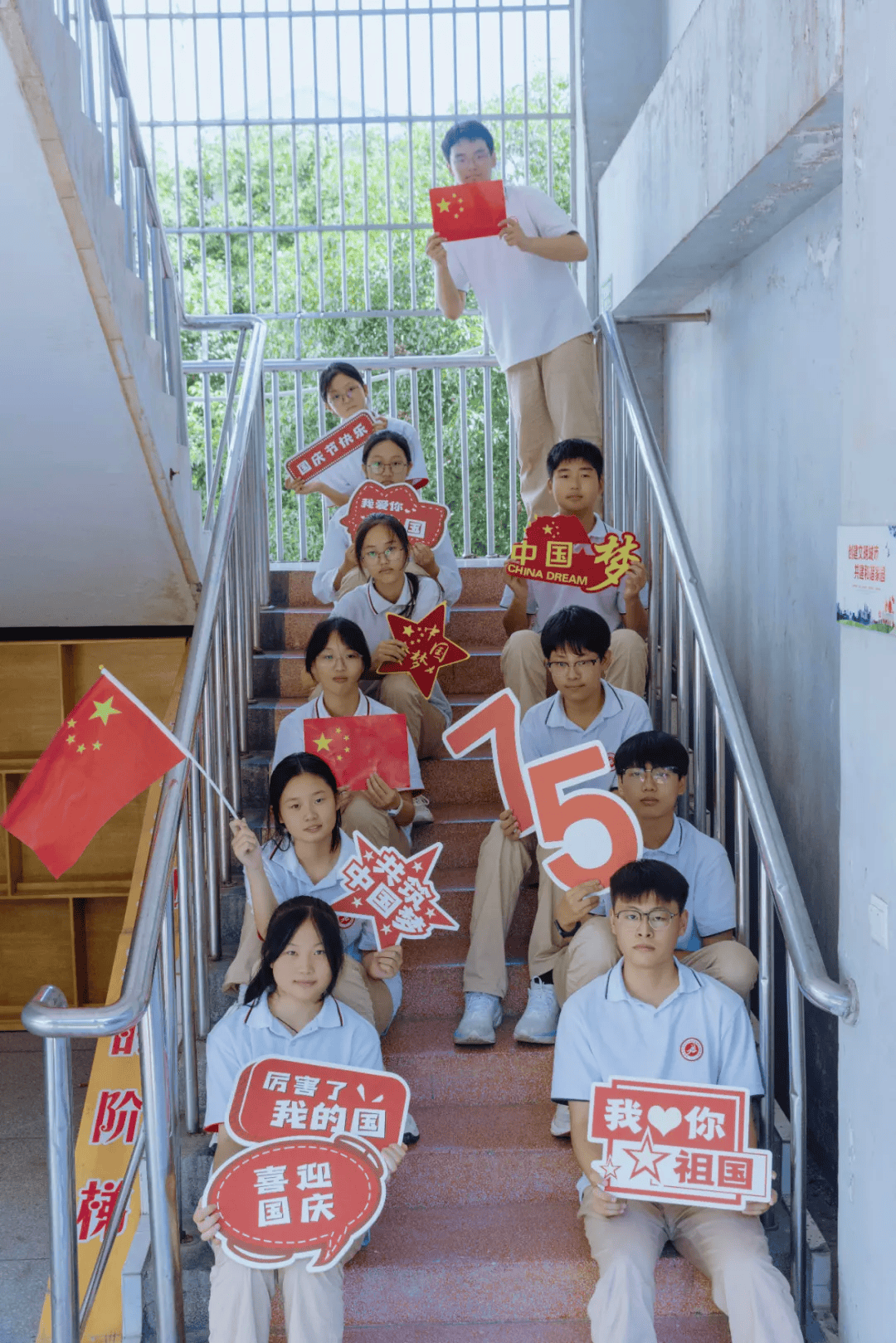 宝应城北初中师生花式告白祖国!