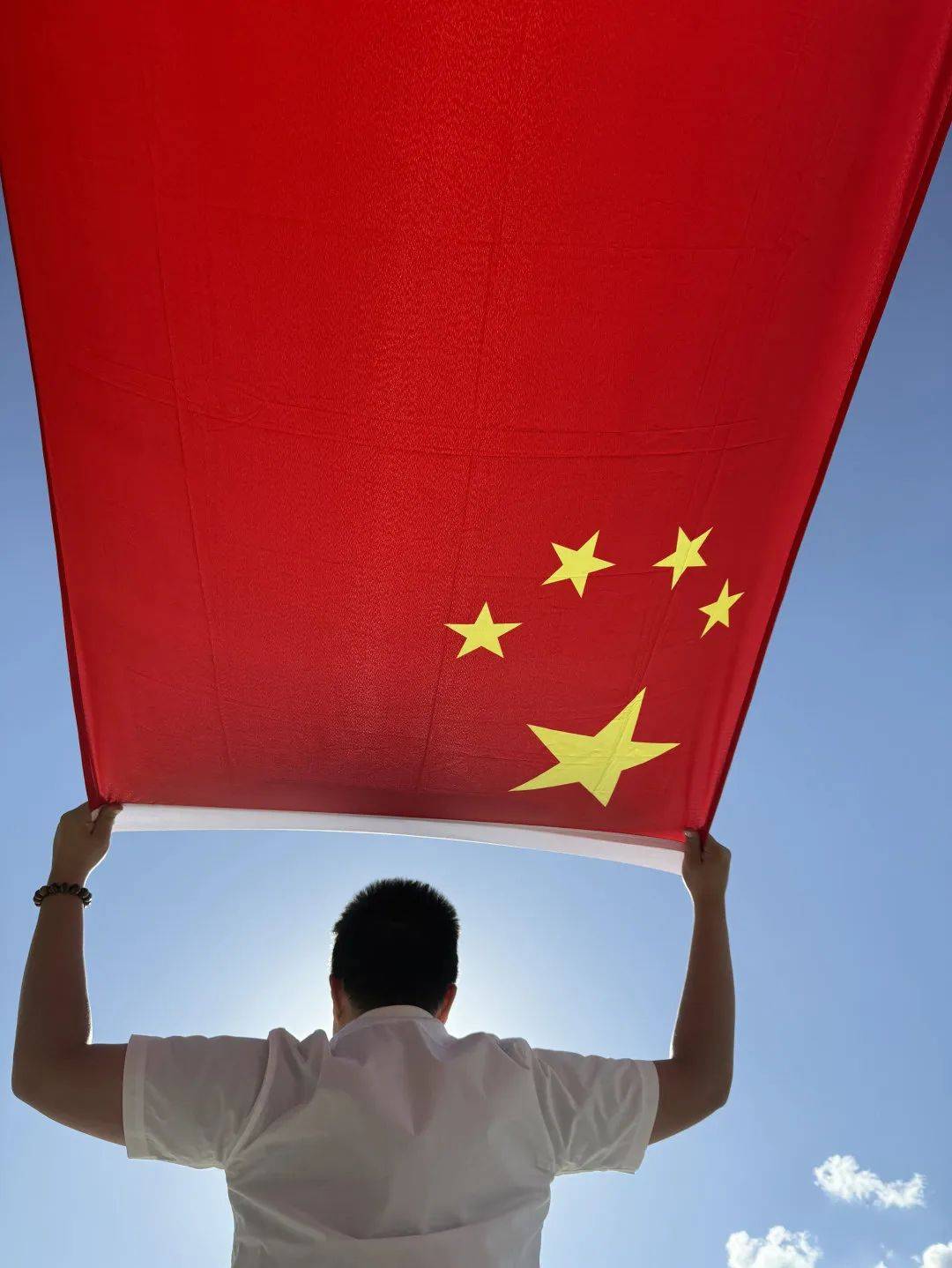 每一个镜头传递出同一种声音和国旗合影,向祖国告白75载风雨兼程75载