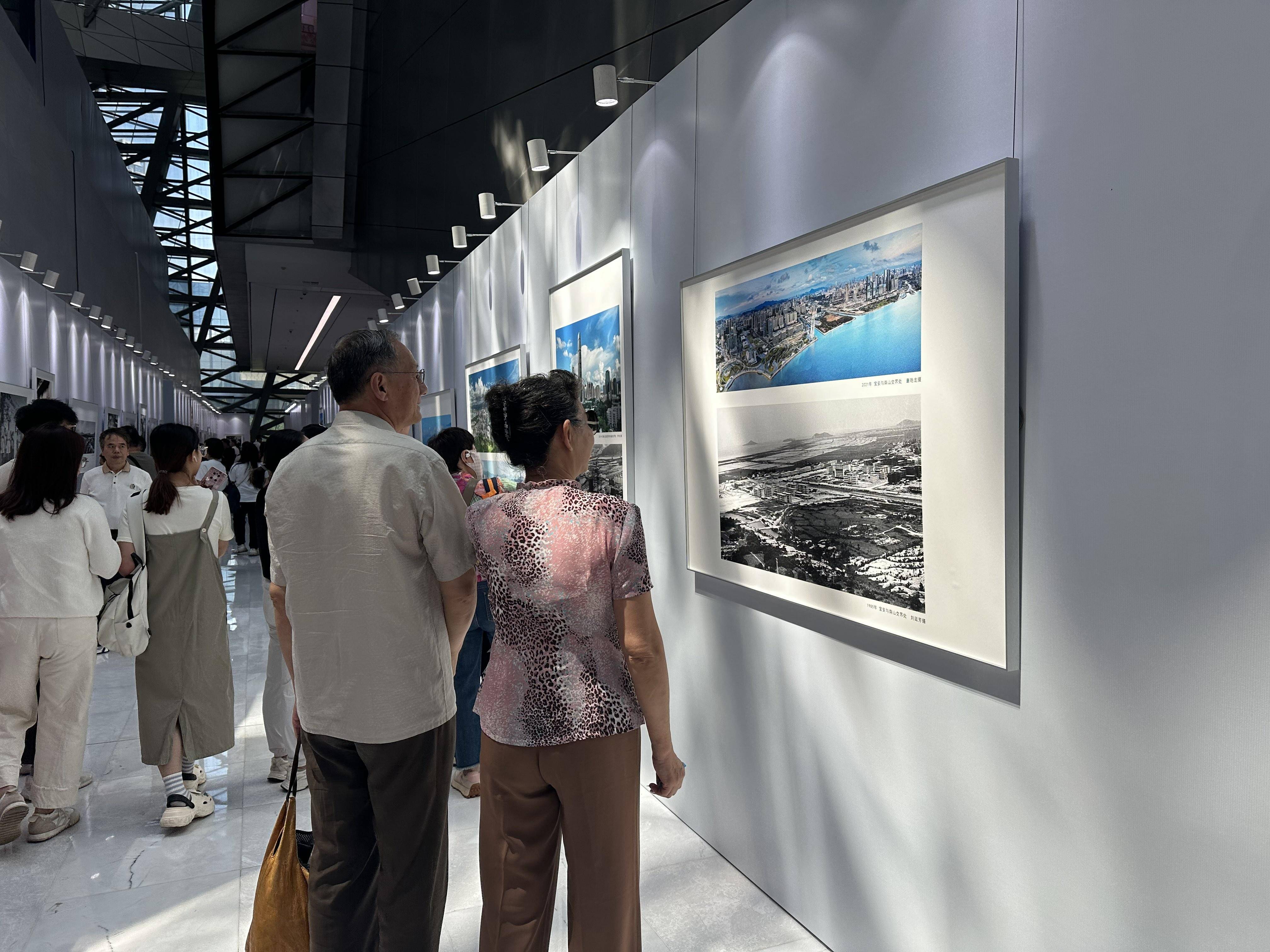 "庆祝新中国成立75周年深圳图片展"观众热情如潮 留言板祝福满溢