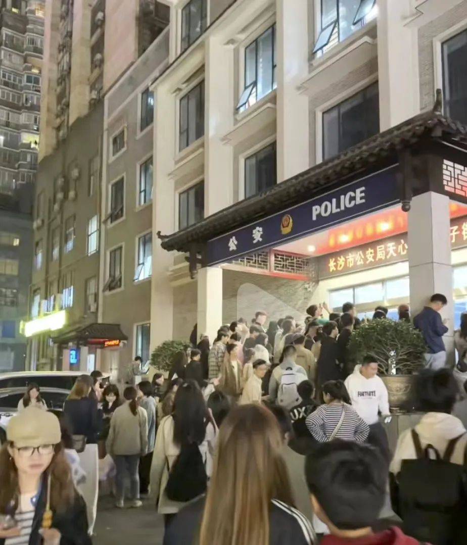 派出所凌晨3点一堆游客排队？&quot;有时候警察都很想报警&quot;