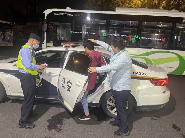 风雨夜姐妹俩助力迷路女乘客回家