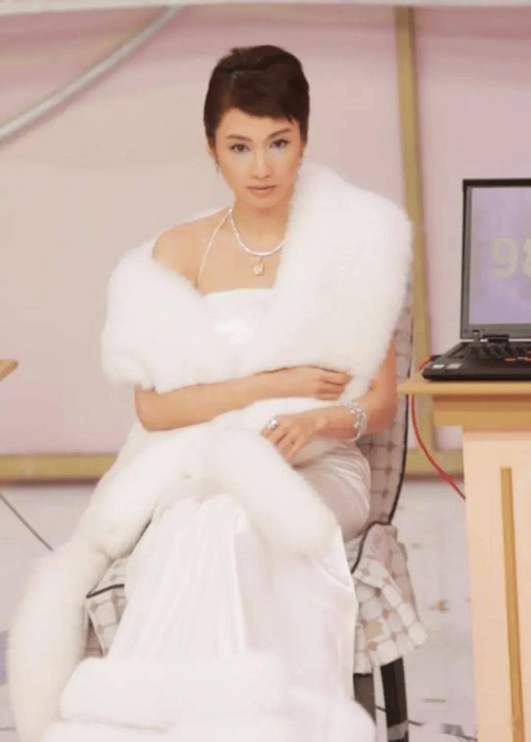 黎姿晒童年照,小时候是粗眉毛小麦肤色,如今靓过李嘉欣