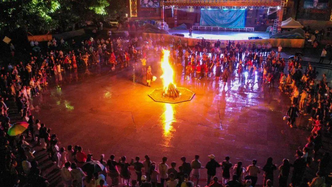 表演间隙,舞者还与游客进行互动,让游客充分感受独具特色的佤山文化.