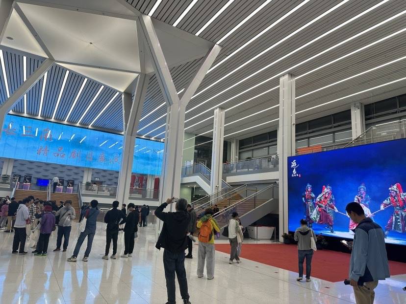 “旅游+看公益剧”火爆长假 浦东展演季催生文旅新模式_剧目_上海_文化