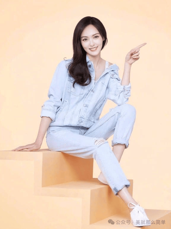 【唐嫣】迪丽热巴的白色网球裙,搭配"小白鞋",满满的青春气息!