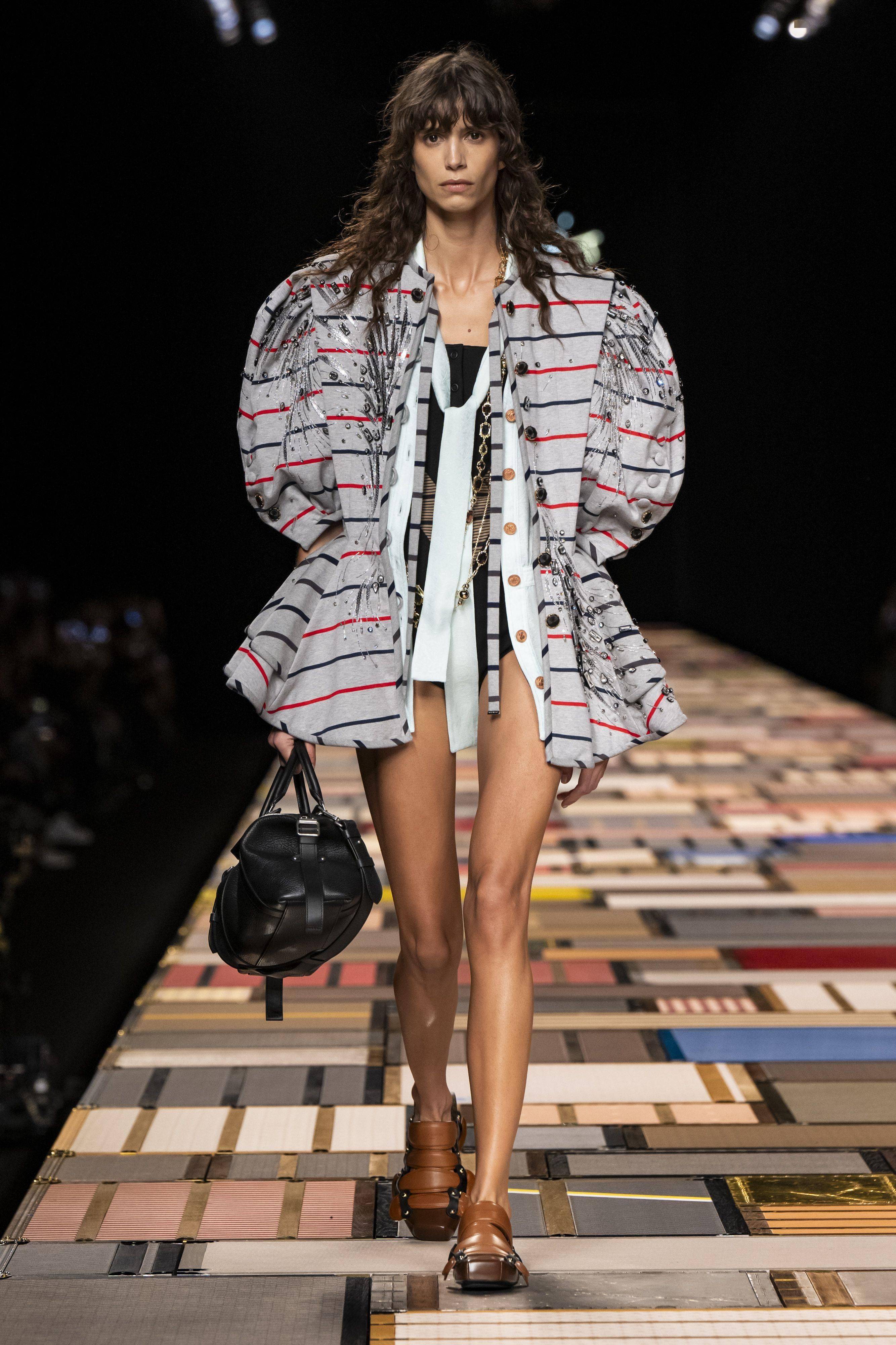 箱并置摆放而成,这些旅行箱展现了从19世纪中叶品牌成立至今的历史