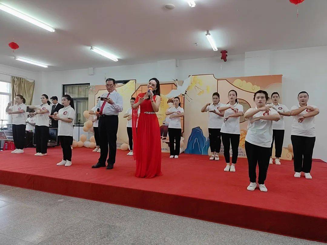 都流出一首赞歌……"活动中,市福利中心养员胡红,郑华敏也同中心干部