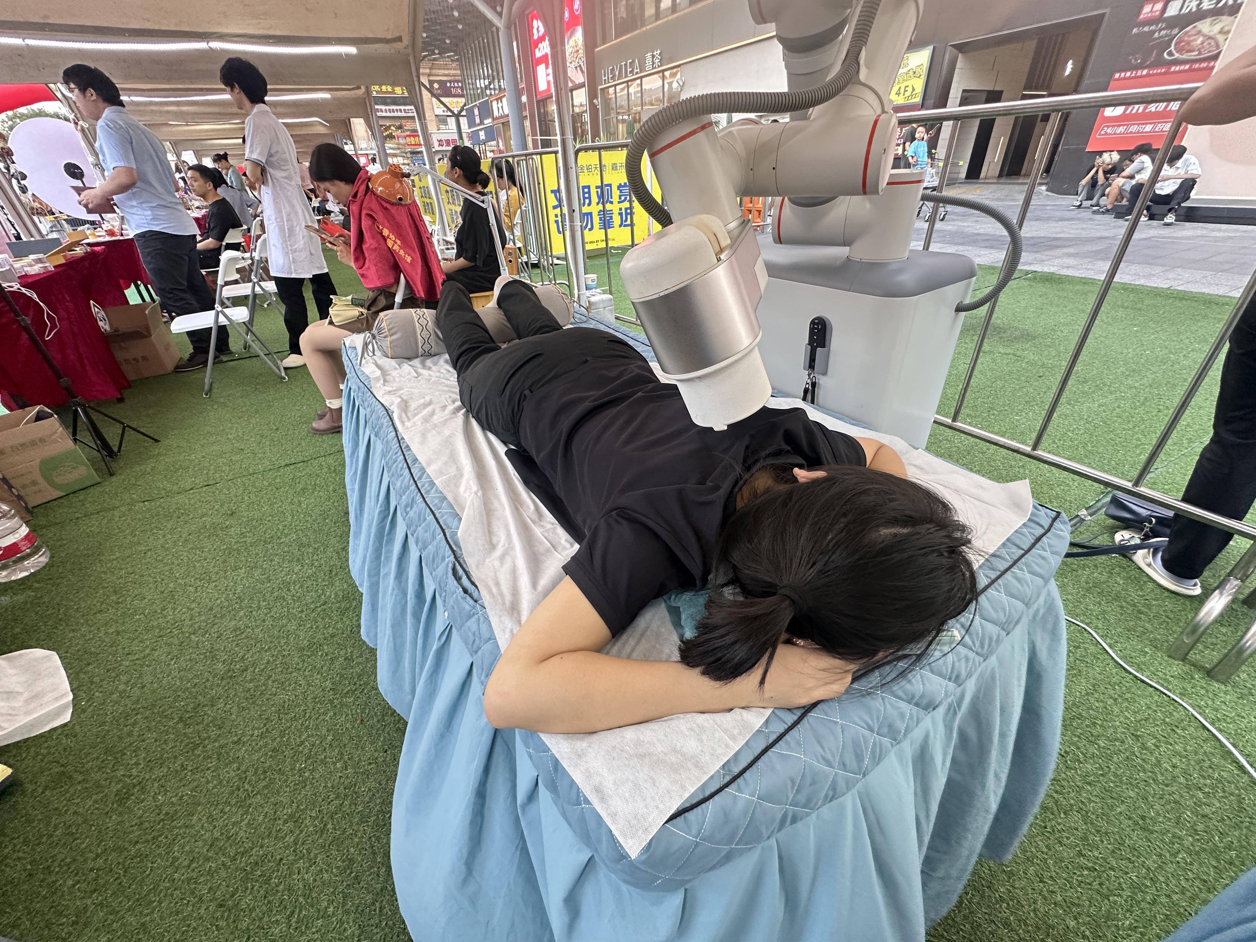 艾灸机器人亮相广州白云区中医药文化夜市