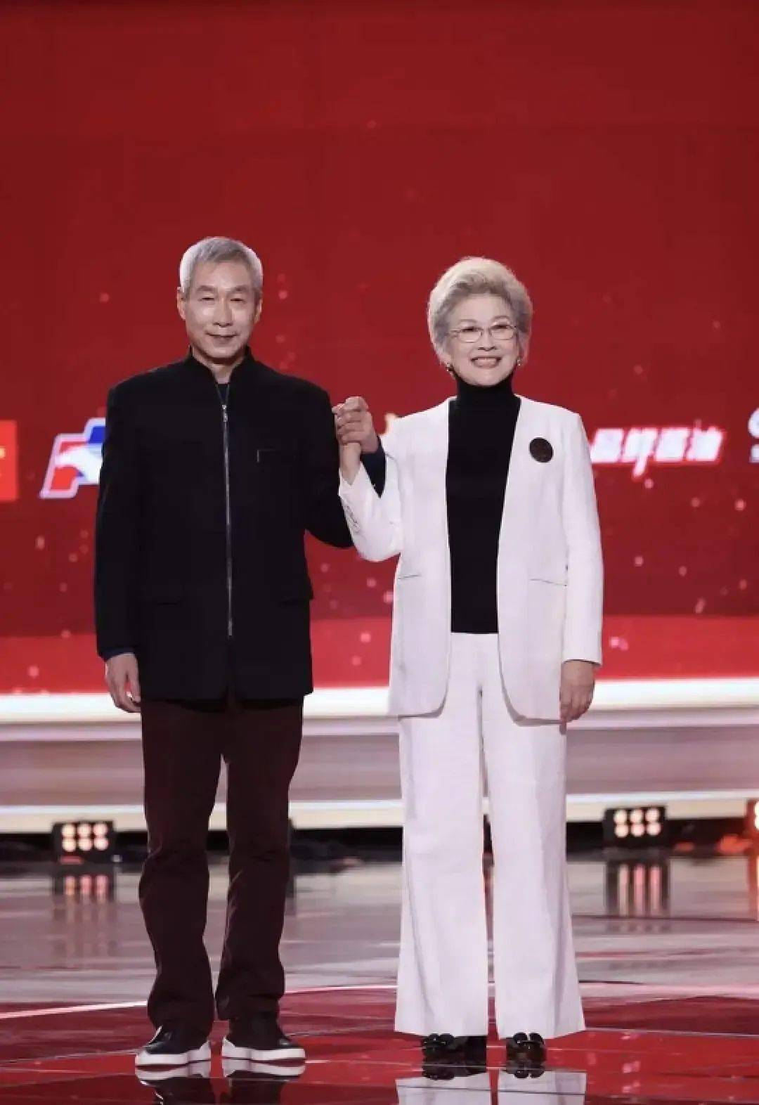 73岁宋春丽线上公开露面,头发全白了,但发烫卷化淡妆,是个有气质的