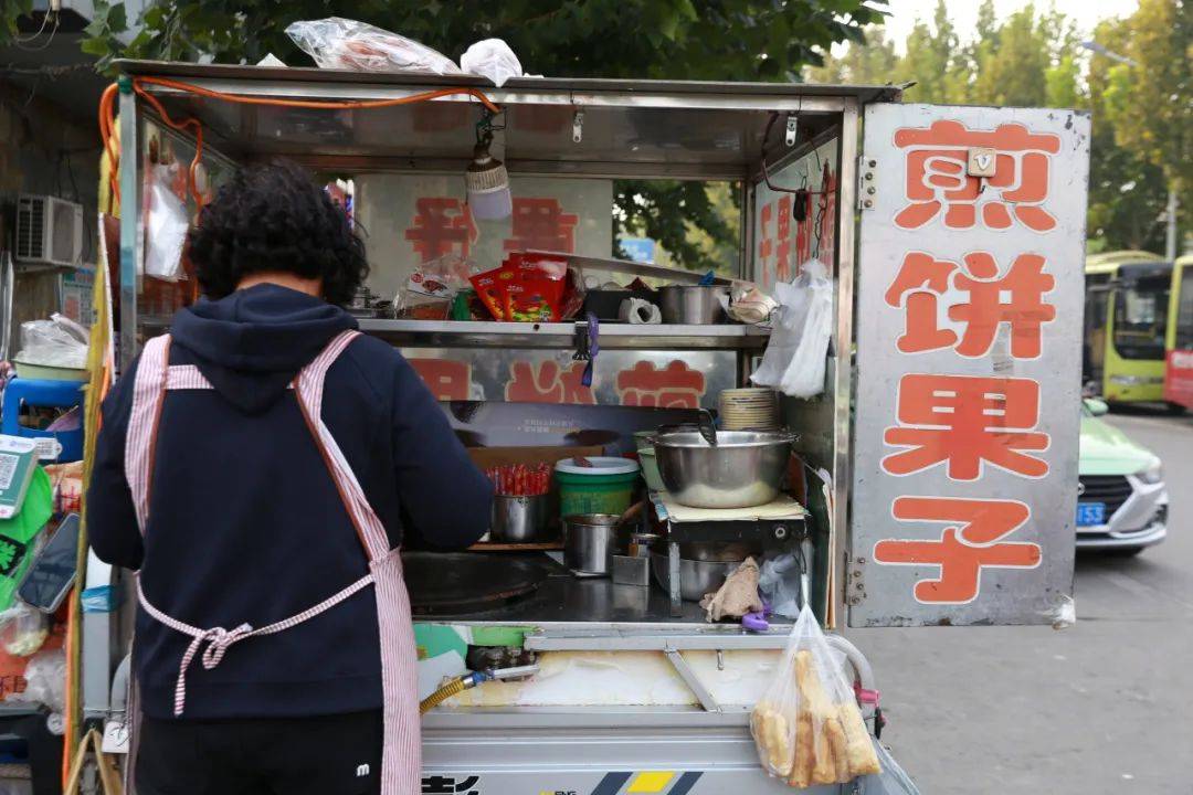 天津煎饼果子摊位图片