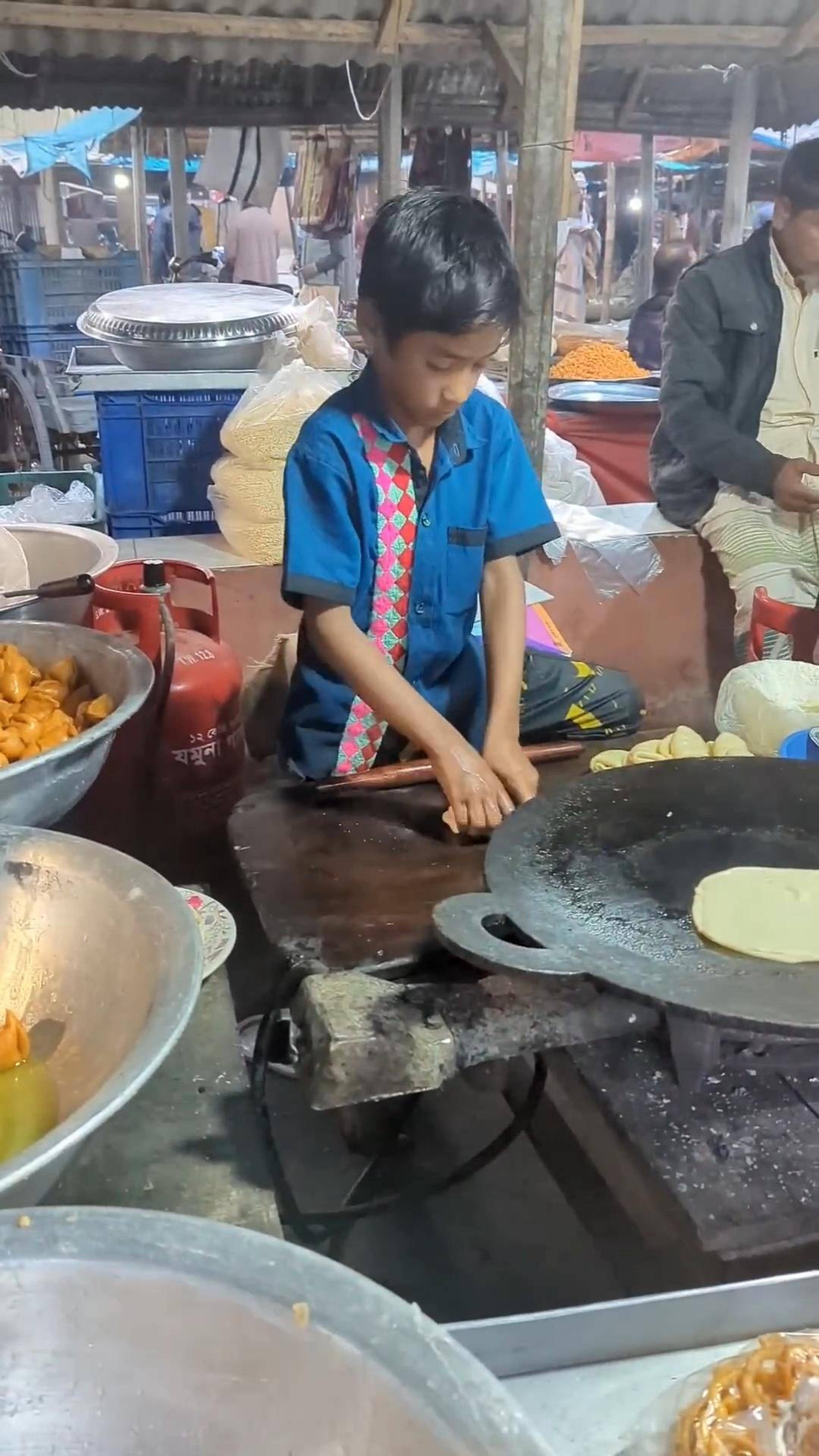 印度少年打工人,10几岁就走向职场,是无奈之举还是发展之痛?
