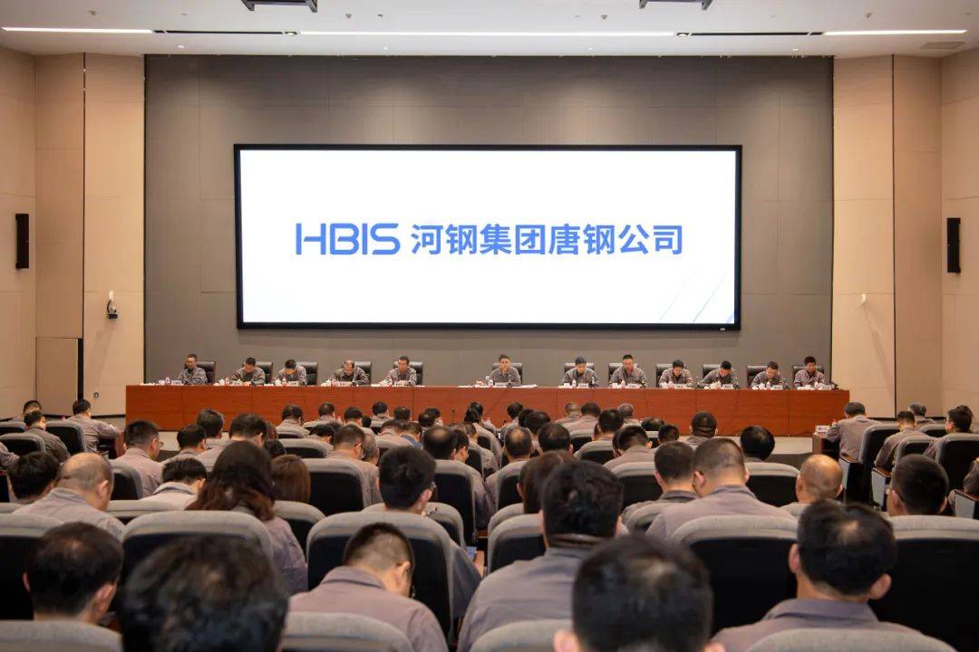 谢海深代表唐钢党委和行政,对在全国钢铁行业技能大赛和全国班组长