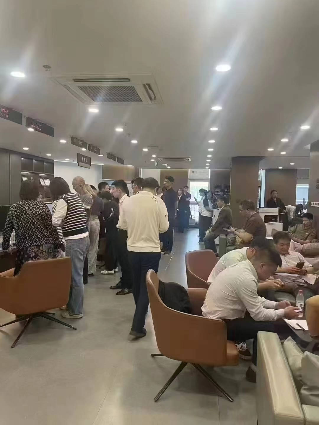 晚上9点半还在带客户看房!中介签约室开始排队