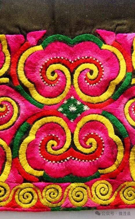 【非遗传承】羌绣,云朵之上,绣出五彩霓裳