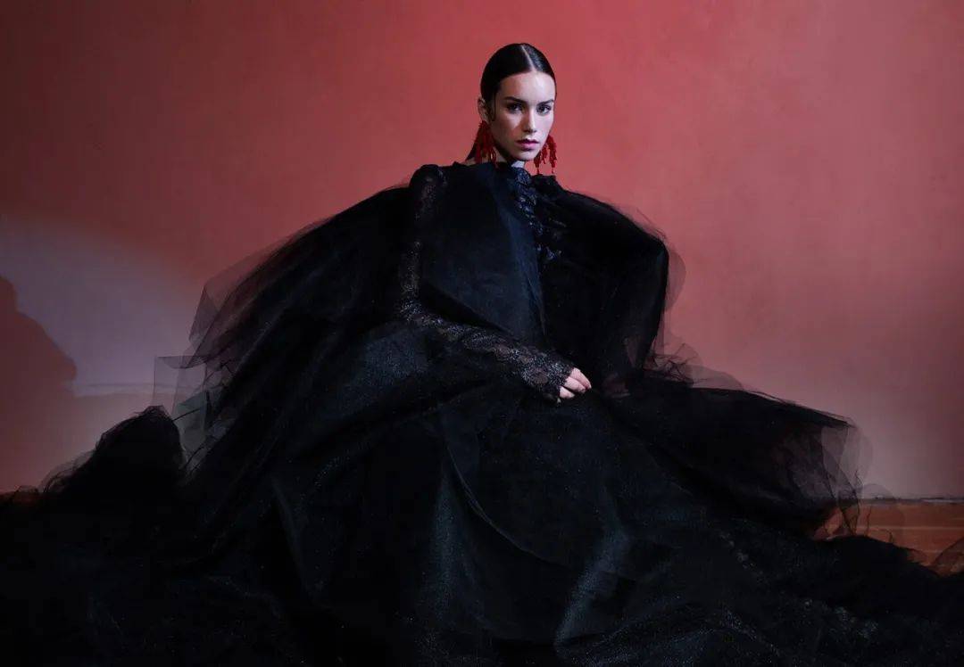 中国设计师 Anna Yinan Zhou 打入美国时尚节目《天桥风云》