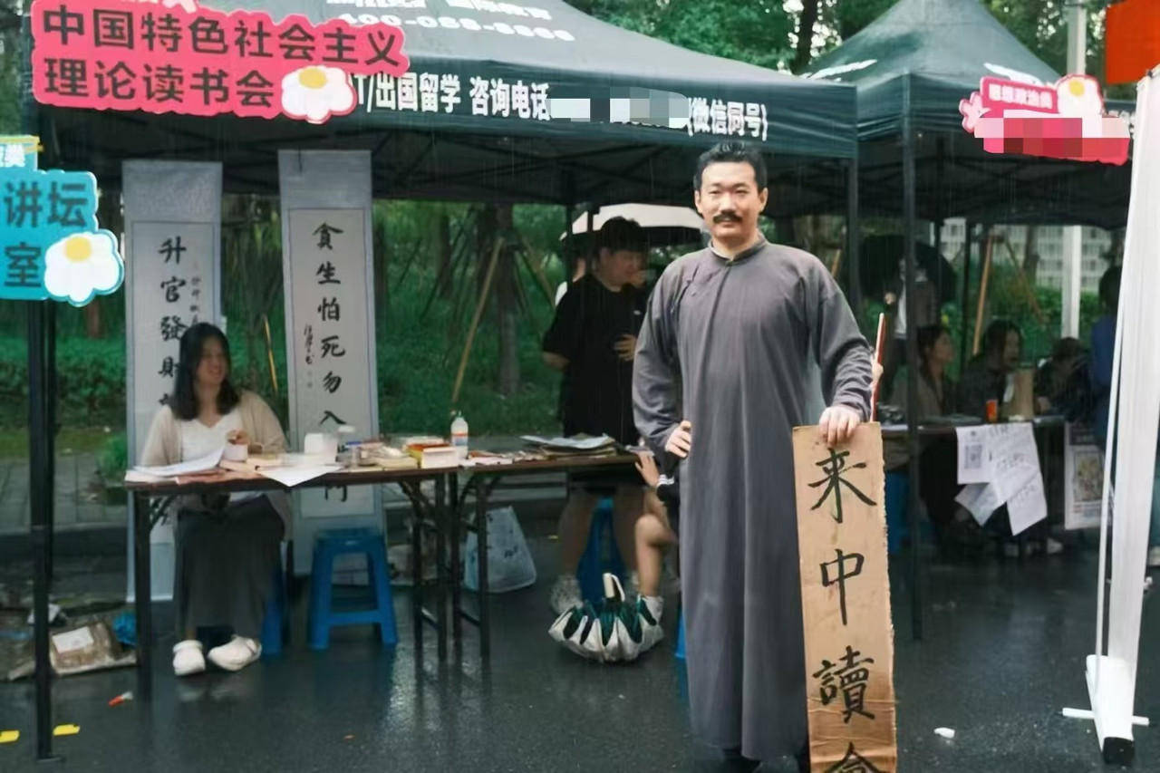 杭州一大学社团招新,他扮演的鲁迅先生,仿佛回到《觉醒年代》