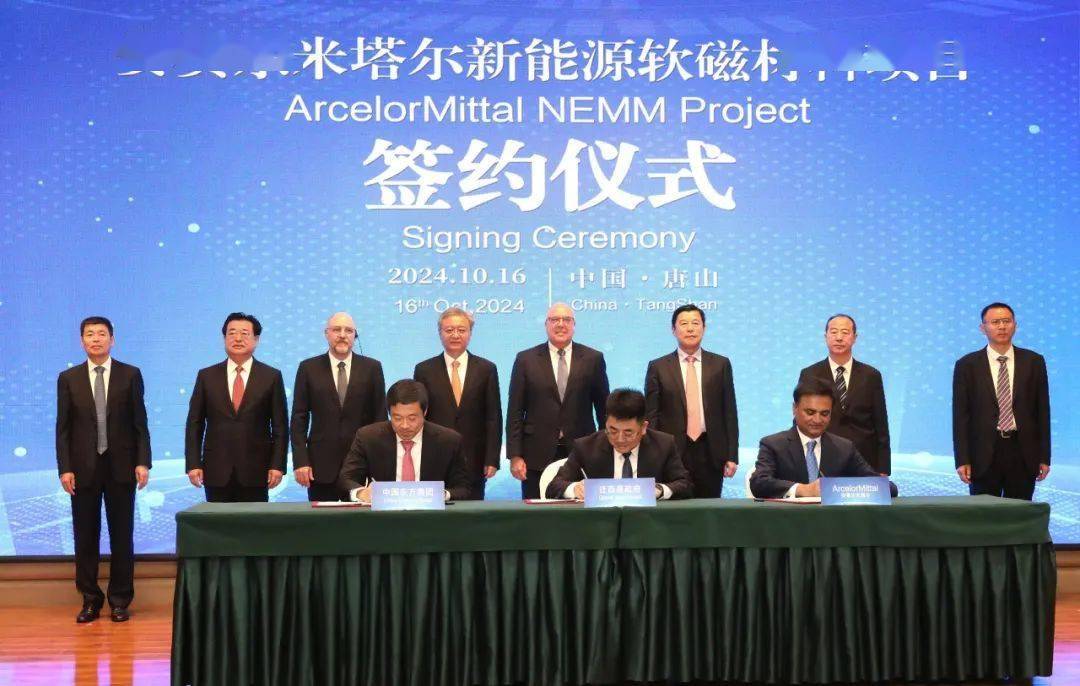 桑杰·沙玛,中国东方集团执行董事兼首席财务官韩力分别代表三方签约