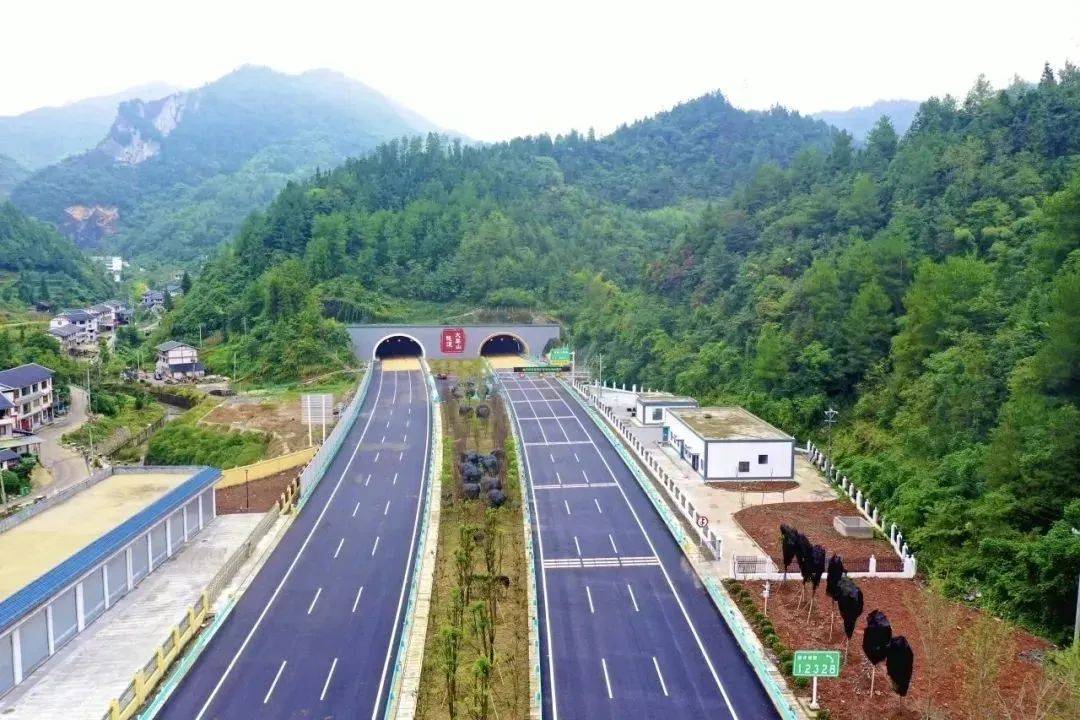 该路段涵盖尧龙山隧道等8座长隧道所组成的隧