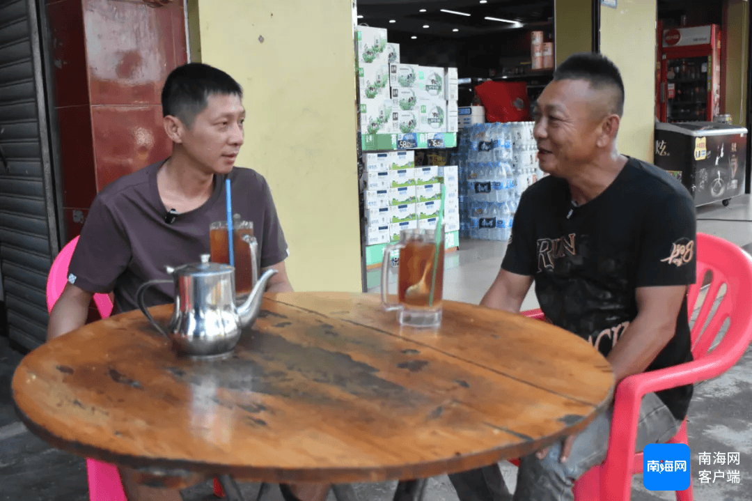 张弟请救命恩人何涛（右）喝茶。通讯员 李文旭 摄 台风“摩羯”来袭前环