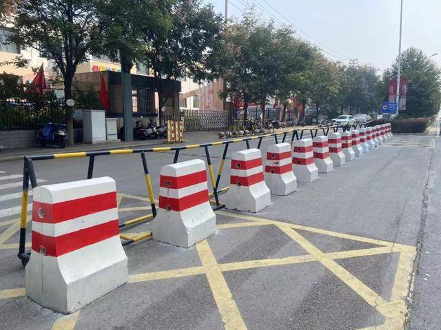 小石墩筑牢校园安全门_防撞_隔离_加装了