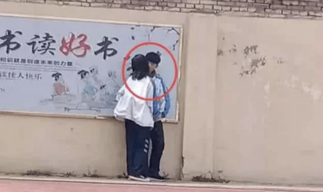 为防止中学生"早恋",校长绞尽脑汁,设计出一款"特殊校服"