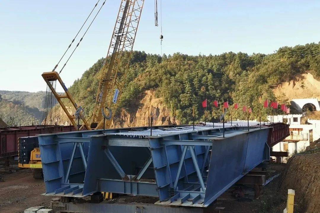 镇果公路五谷大桥钢混组合梁首次顶推到位