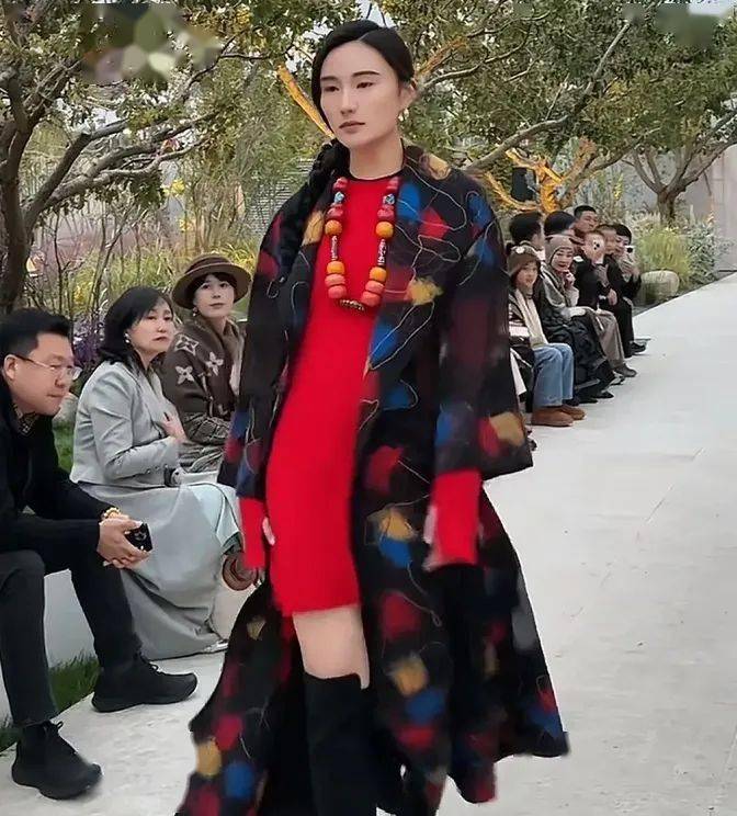 李亚鹏老婆重回模特t台,海哈金喜抱2岁女儿走秀,175身高美又飒