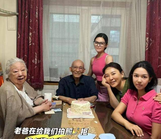 91岁游本昌全家福曝光!俩孙女身材好颜值高,儿子一家在美国生活