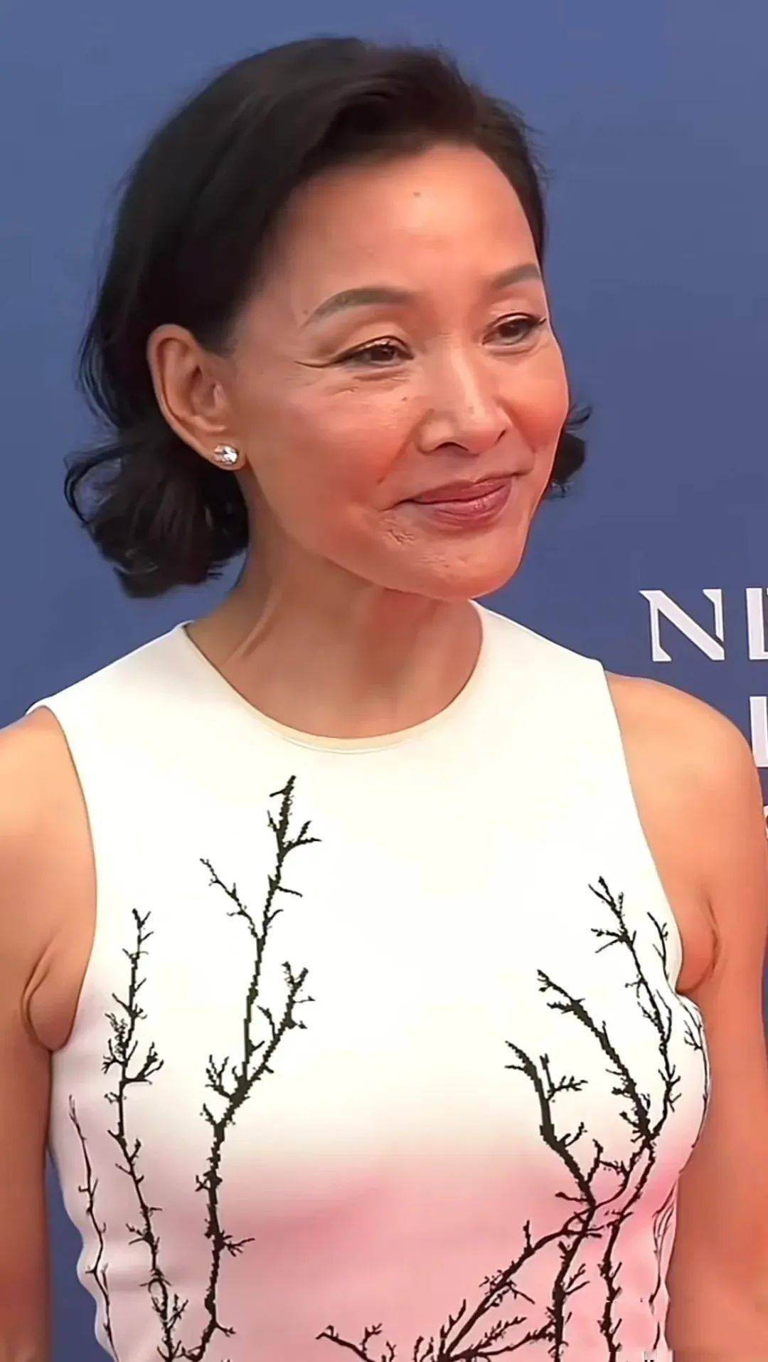 毛孔虽然粗大皱纹都看得见,勒出副乳还自信,但眼神犀利面相凶狠!