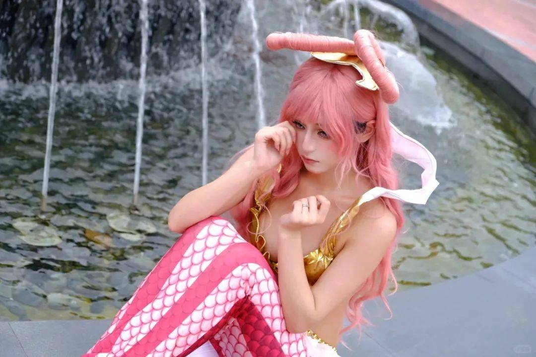 海贼王白星cos,这身材一定很绝