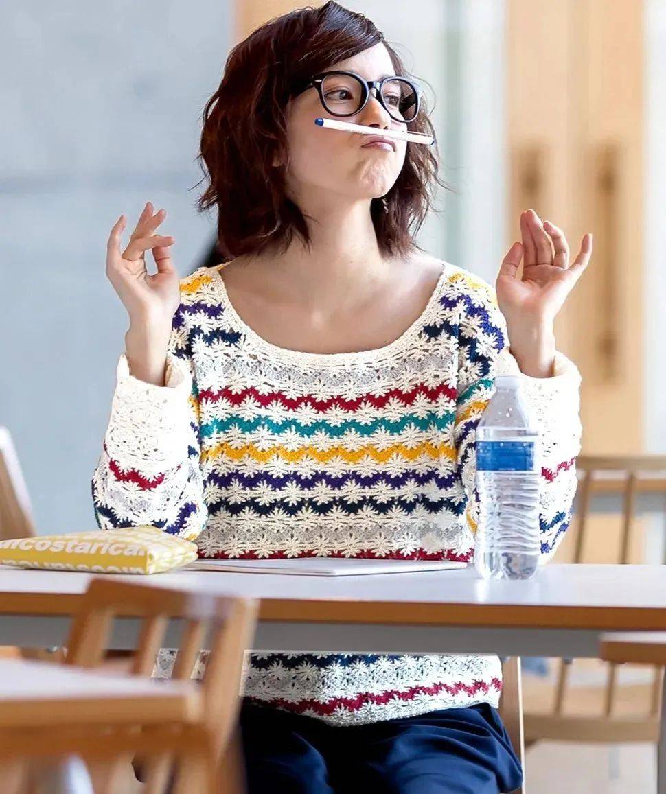 色彩斑斓的钩针彩色条纹套头衫,秋冬你也可以备一件